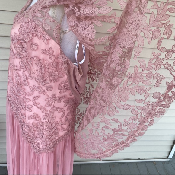 TADASHI SHOJI Embroidered Lace Cape Dress in Rose Quartz (Altered) - Picture 3 of 11
